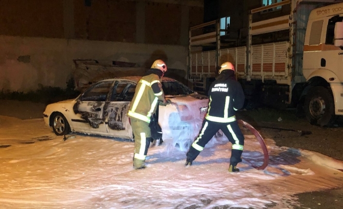 (Özel) Park halindeki otomobil alev alev yandı