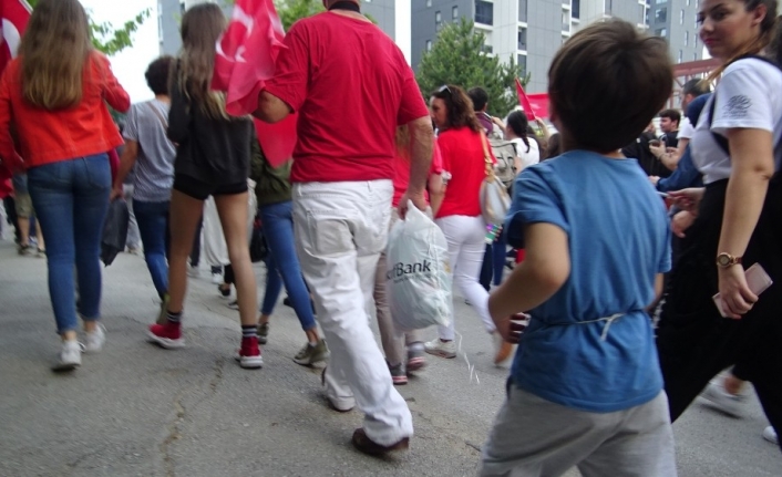 (Özel) Torununu "kaybolmasın" diye beline ip bağlayıp dolaştırdı