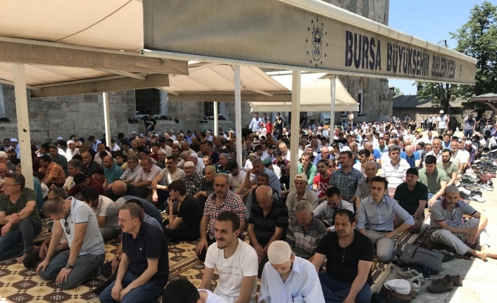 Ramazan ayının son cumasında Ulucami doldu taştı