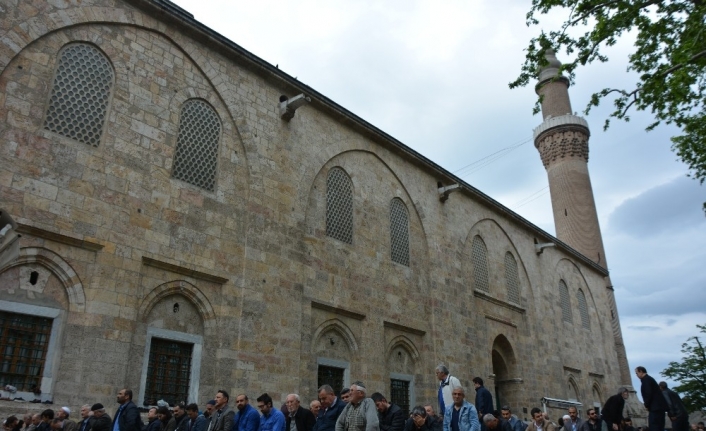 Ramazan’ın ilk cuma namazında camiler doldu taştı