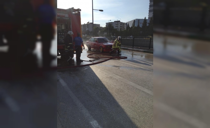 Seyir halinde giden otomobil alev alev yandı