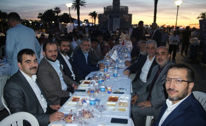 TÜMSİAD’dan Konak Meydanı’nda iftar yemeği