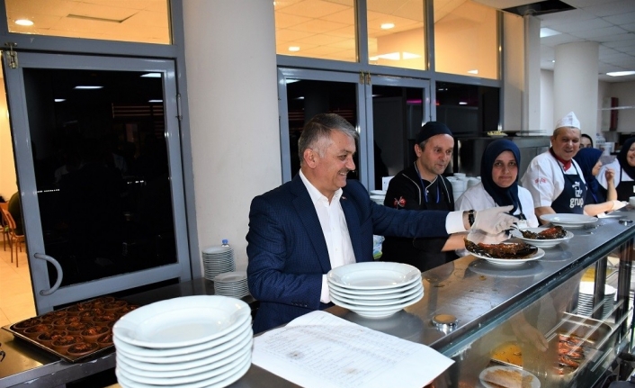 Vali üniversiteli gençlerle iftar yaptı