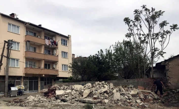 Yenişehir’de metruk binalar yıkılıyor