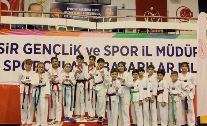 Ayvalıklı minik taekwondocular nefes kesti