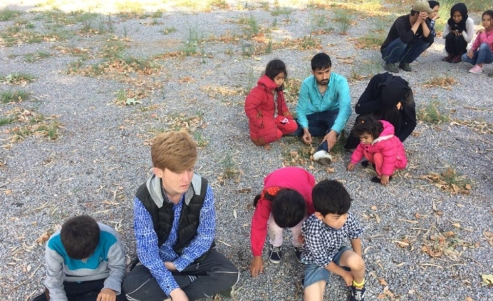 Ayvalık’ta Afganistan uyruklu 44 göçmen jandarmaya yakalandı