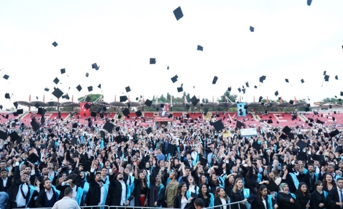 Balıkesir Üniversitesinde mezuniyet gururu