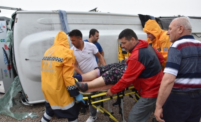 Balıkesir’de yolcu minibüsü yan yattı: 10 yaralı