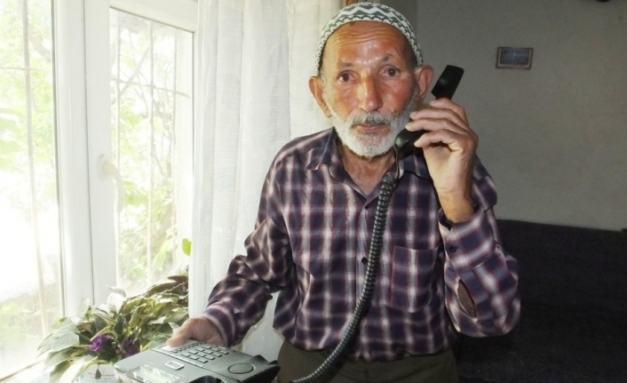Bigadiç’te 81 yaşındaki Mustafa dede 6 aydır telefonunun çalmasını bekliyor