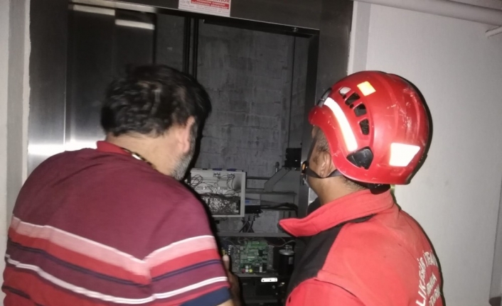 Burhaniye’de asansörde mahsur kalan adamı itfaiye kurtardı