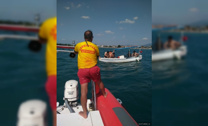Burhaniye’de denizde arızalanan teknede mahsur kalanları itfaiye kurtardı