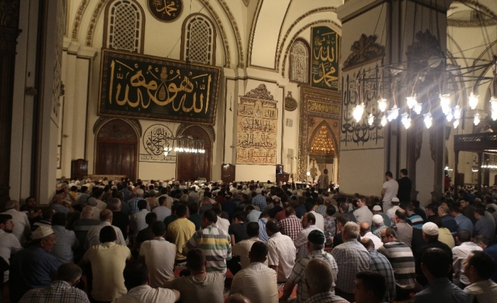 Bursalılar bayram namazında camileri doldurdu