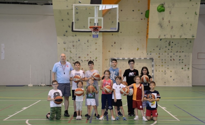 Çocuklar basketbolu üniversitede öğreniyor