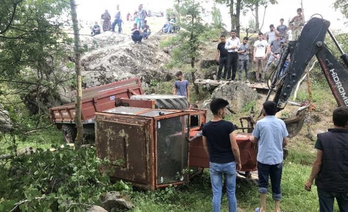 El freni çekilmeyen traktör uçuruma devrildi