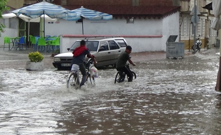 İnegöl’de aniden bastıran yağmur sokakları göle çevirdi