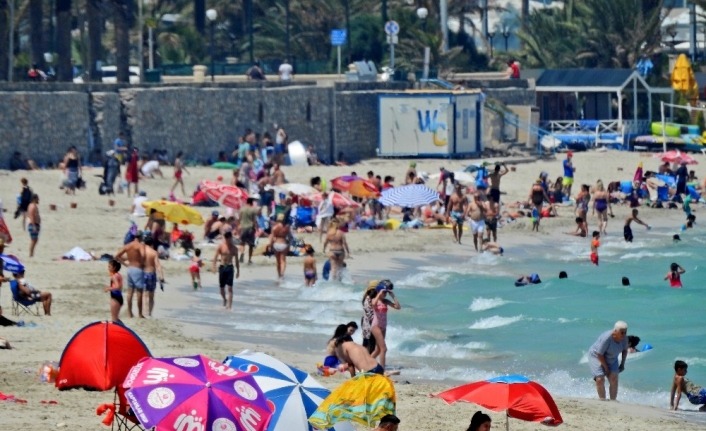 İzmir yanıyor, aşırı sıcaktan bunalanlar Çeşme’de serinliyor