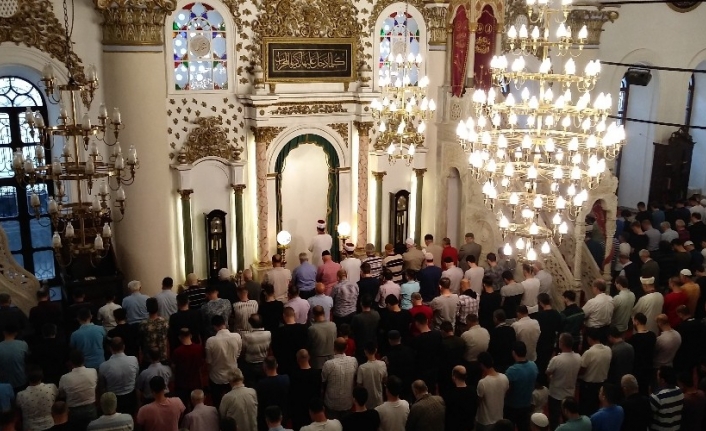 İzmirliler bayram namazı için Hisar Camii’ne akın etti