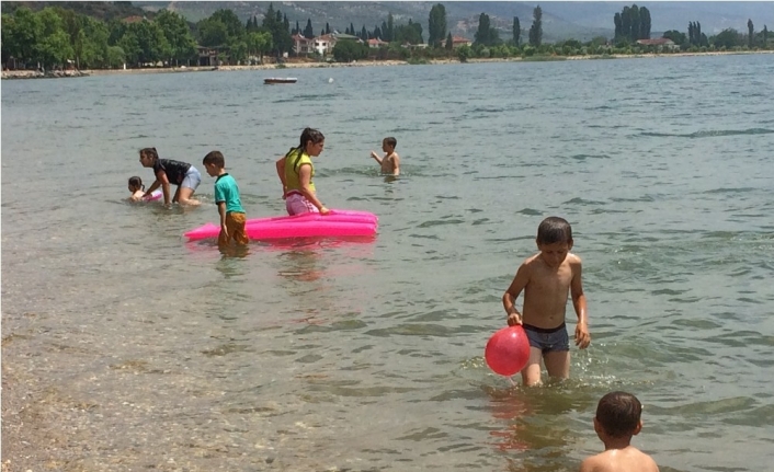 Karnelerini alan çocuklar İznik gölüne koştu