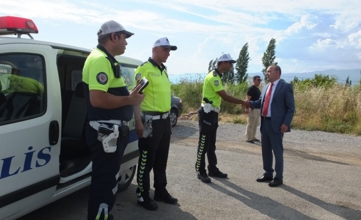 Kaymakam sürücülere uyarılarda bulundu ve çocuklara kırmızı düdük dağıttı