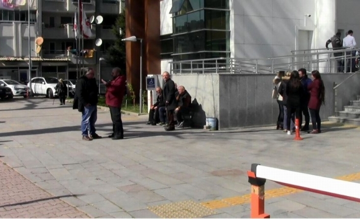 ’Kedin üzerimi pisledi’ diyerek arkadaşının boğazını kesen sanık hakim karşısında