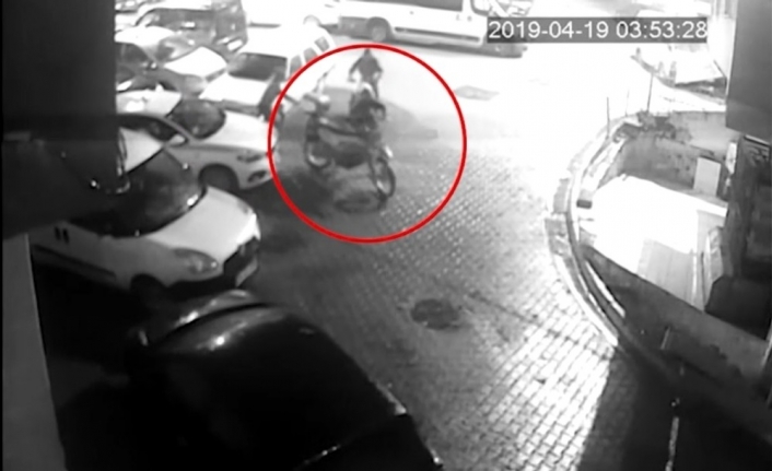 Mavi eldivenli motosiklet hırsızları güvenlik kamerasına yakalandı