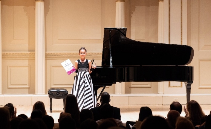Müziğin altın çocuğu Çınara, New York’tan ödülle döndü