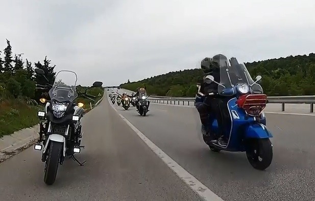 Onlarca scooter tatil yolunu renklendirdi