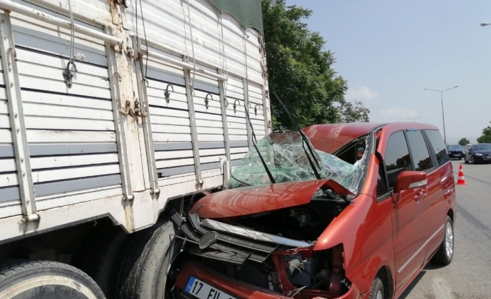 Otomobil park halindeki kamyona çarptı: 5 yaralı