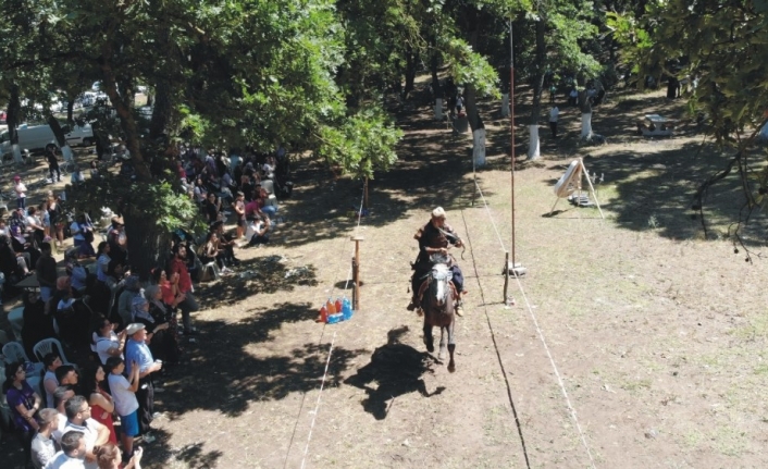 (Özel) Balıkesir’de atlı okçuların gösterisi nefes kesti