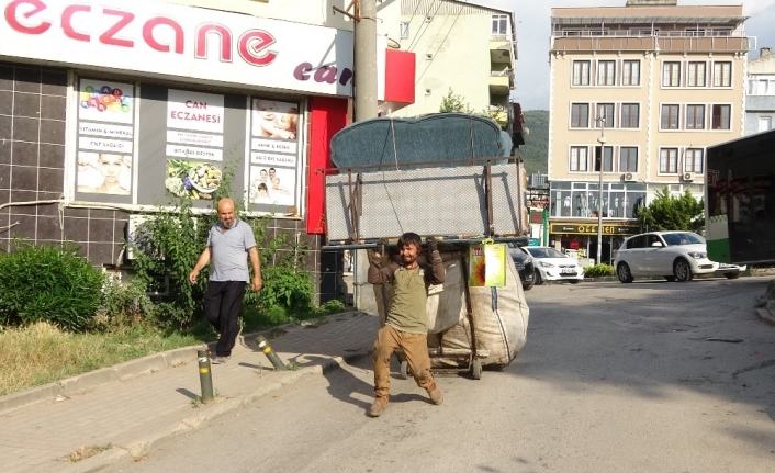 İki tekerlekle kamyon gibi yük çekiyor