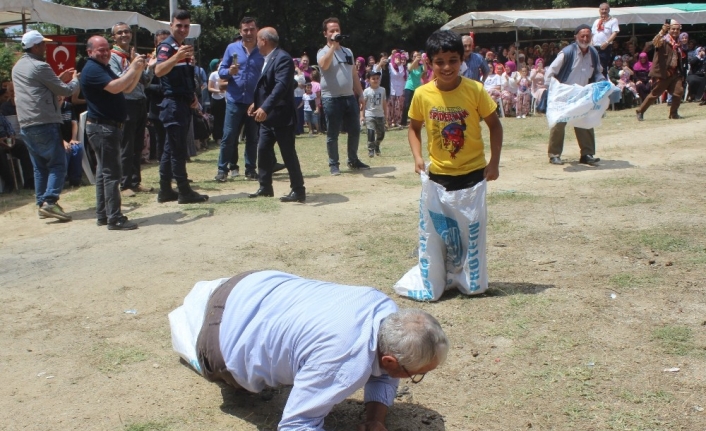 (Özel) - Köylü dedeler torunlarıyla düşe kalka çuval yarışı yaptı