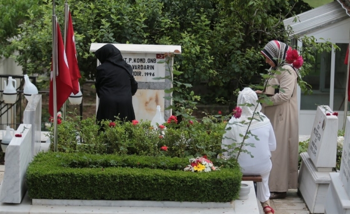 Şehitlikte buruk bayram
