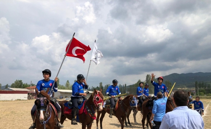 Sındırgı’da atlı cirit yarışmaları düzenlendi