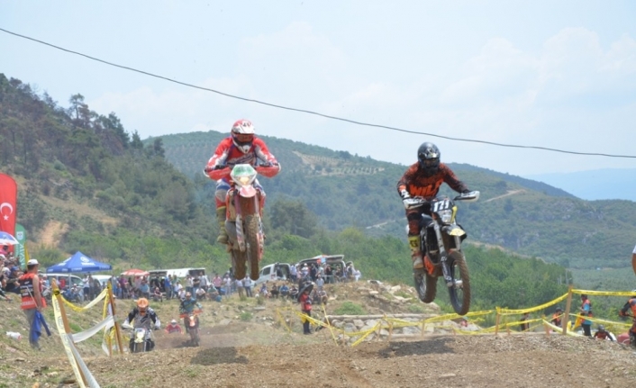 Süper endurocular sezonunun ilk kupalarını İznik’te aldı