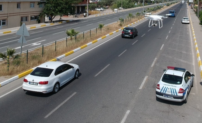 Tatil yolunda sürücülere drone ile havadan denetim