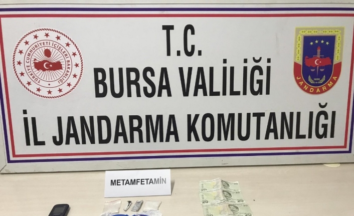 Uyuşturucu yüklü araçtaki 3 kişi gözaltına alındı