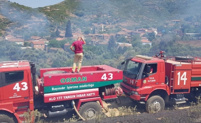 Yerleşim yerlerine yakın makilik alanda yangın, müdahale sürüyor