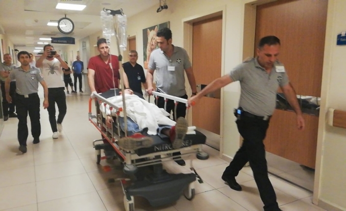 Yolda yürürken sırtından bıçaklandı