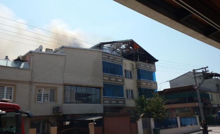 3 katlı binanın çatısı alev alev yandı