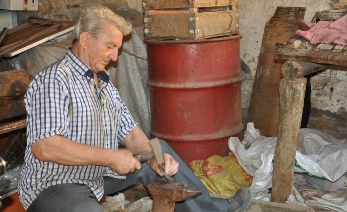 At sevgisini hukuk fakültesine tercih eden 62 yıllık nalbant ustası