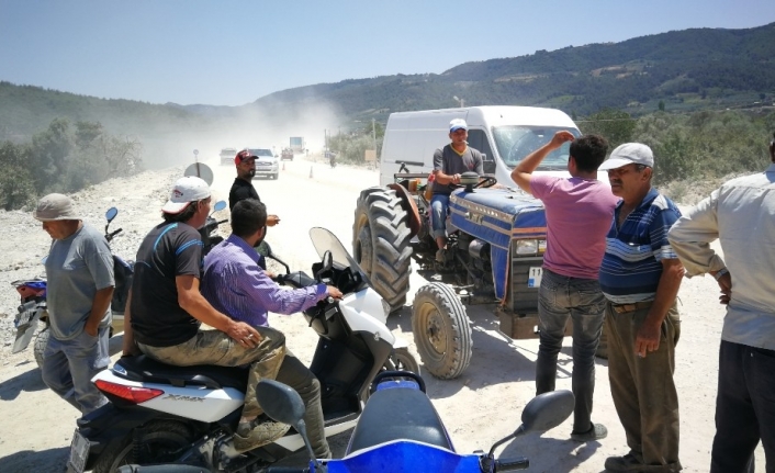 Bitmeyen yol toz yüzünden çiftçiyi isyan ettirdi, yolu traktörle trafiğe kapattılar