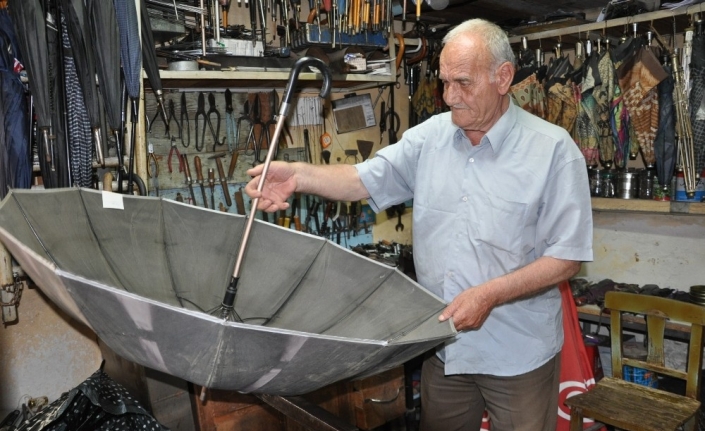 Bu meslek Türkiye’de sayılı: Şemsiye tamirciliği