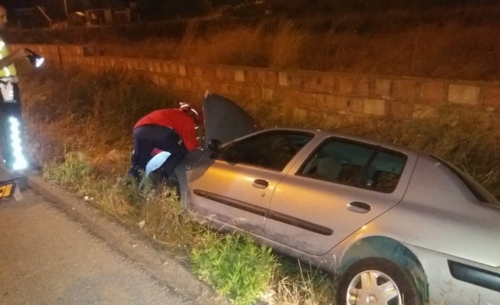 Burhaniye’de araç yan yola uçtu: 3 yaralı