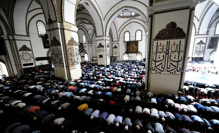 Camilerde ‘Neslin korunması’ konulu hutbe okundu