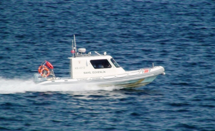 Çanakkale Sahil Güvenlik Grup Komutanlığına bağlı ekipler şüpheli her tekneyi kontrol ediyor