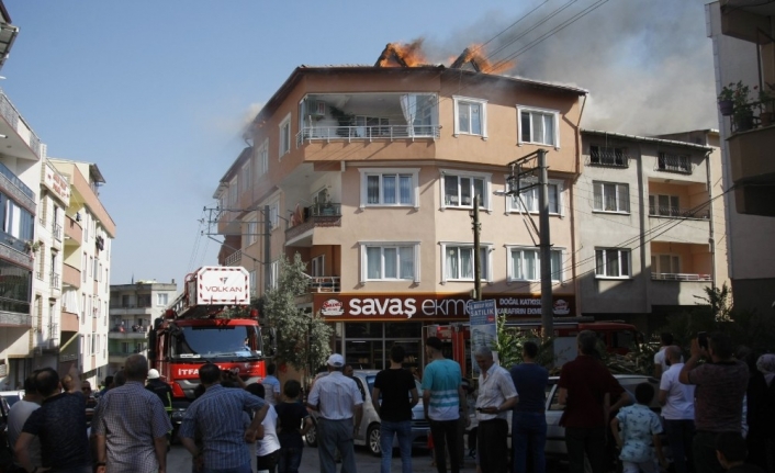 Çatı yangını mahalleyi ayağa kaldırdı