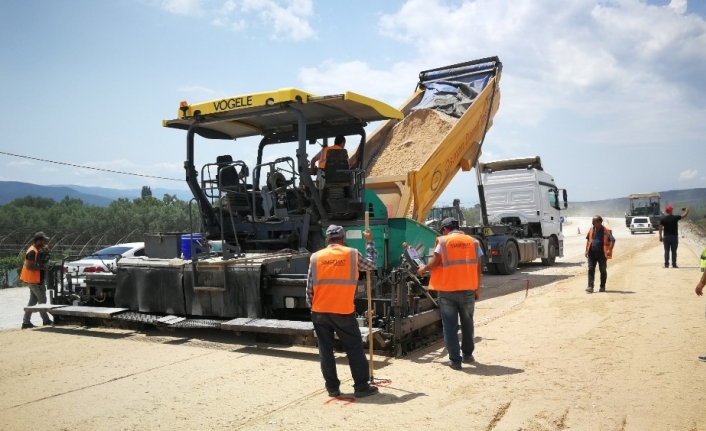 Çiftçinin eylem yaptığı yola iş makineleri girdi