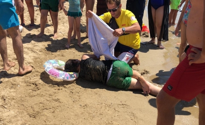 Denizde rahatsızlanan kadını boğulmaktan kurtardılar