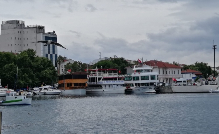 Erdek’te yüzer restoranlara uyarı