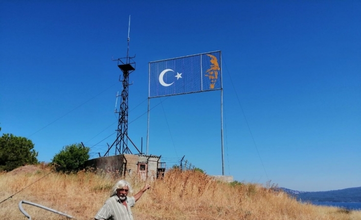 Erdek’teki dev bayrak alanı pislik ve karanlık içinde